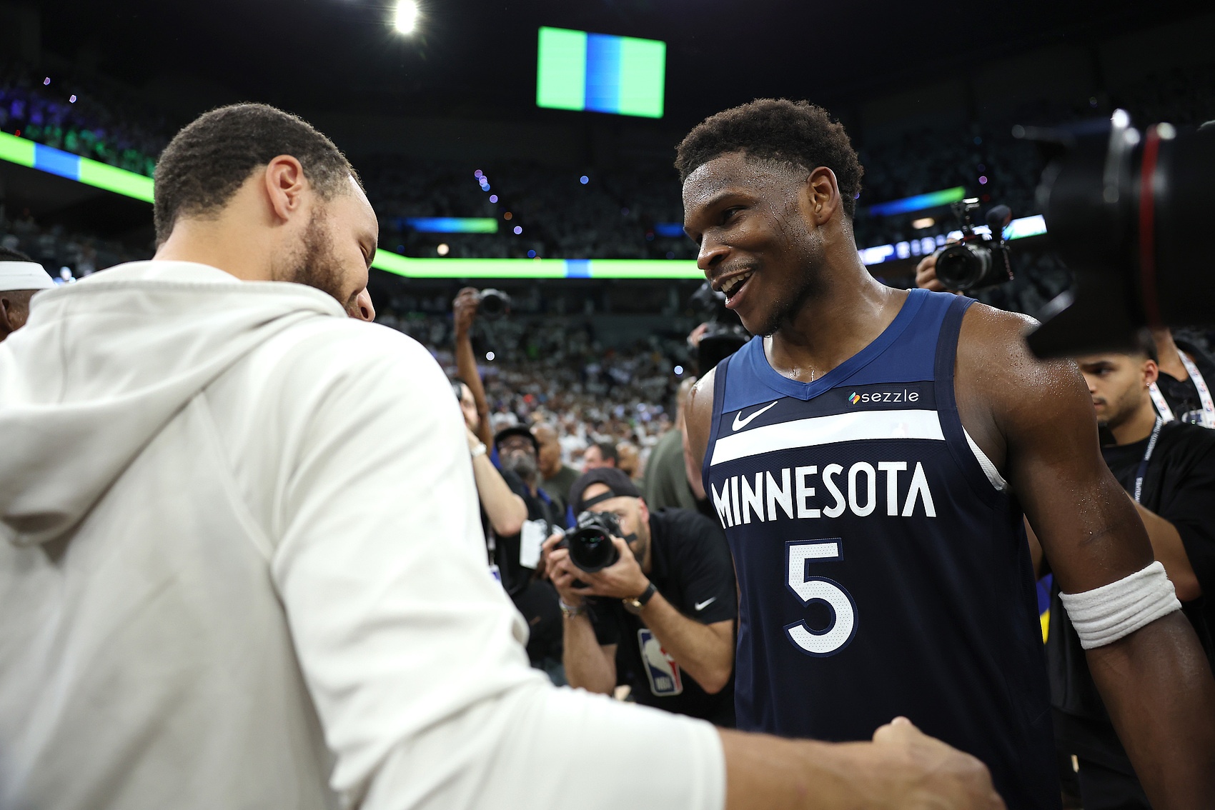 世界杯直播软件-爱德华兹:库里是我兄弟&我爱他的一切 他是最伟大控卫 不太懂rap