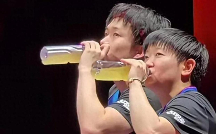 世界杯高清直播平台-世乒赛禁用塑料瓶装水，国乒双瓶补水习惯被打破，孙颖莎王楚钦迎大考|国际乒联|世界乒乓球团体锦标赛|雨果·卡尔德拉诺|张本智和|运动员_新浪体育_新浪新闻